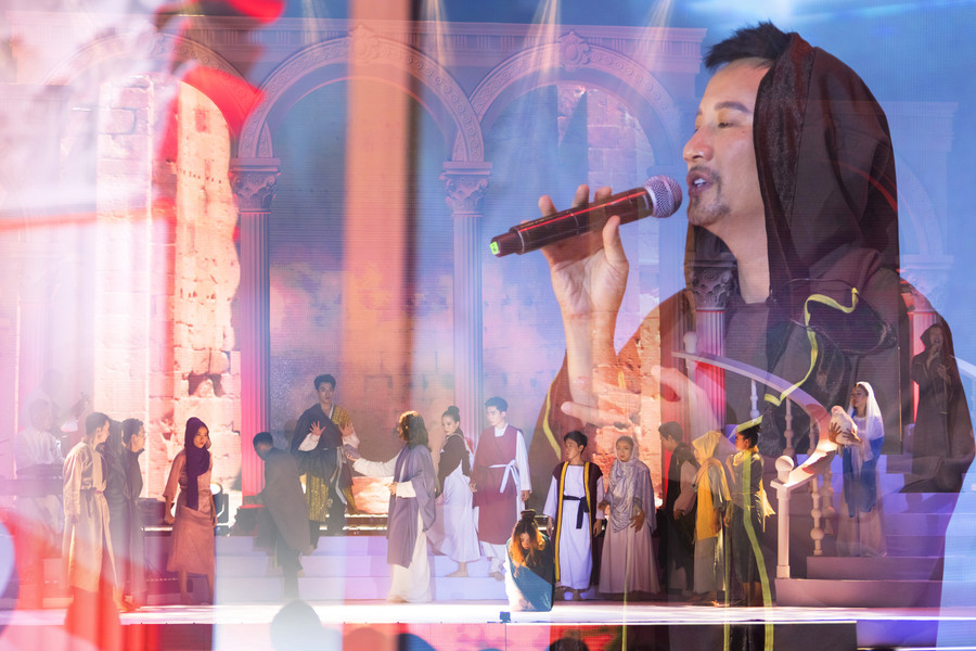 Ca sĩ Hoàng Bách trên sân khấu “Quà tặng Giáng Sinh” năm 2022 Ca sĩ Hoàng Bách trên sân khấu “Quà tặng Giáng Sinh” năm 2022