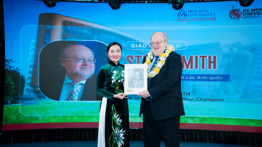 PGS.TS Võ Thị Ngọc Thúy tặng quà lưu niệm cho GS. Hiệp sĩ Steven Smith.