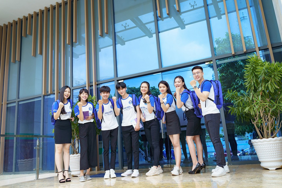 Sinh viên Trường ĐH Văn Hiến tại Campus mới của Nhà trường.