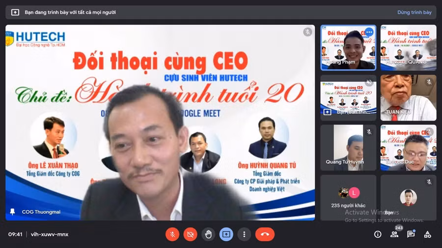 Một khách mời đang chia sẻ cùng sinh viên