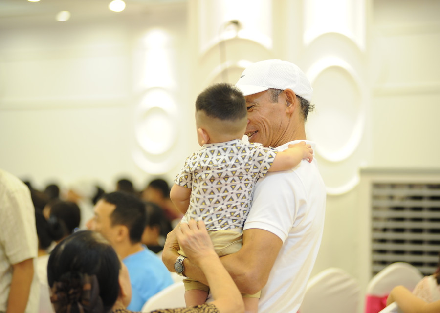 Niềm vui của một người cha hiếm muộn khi được bé con trẻ