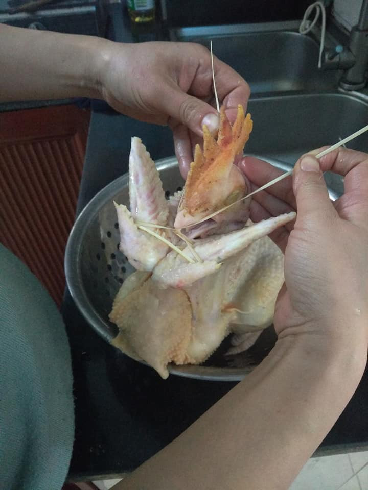 Vòng 2 đầu dây thừa vào mỏ lên đằng sau mào.