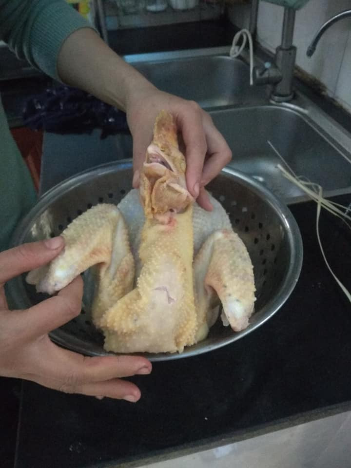 Đặt đầu thẳng với sống lưng.