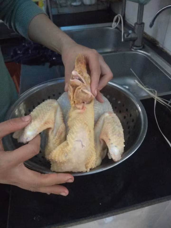 Đặt đầu thẳng với sống lưng.