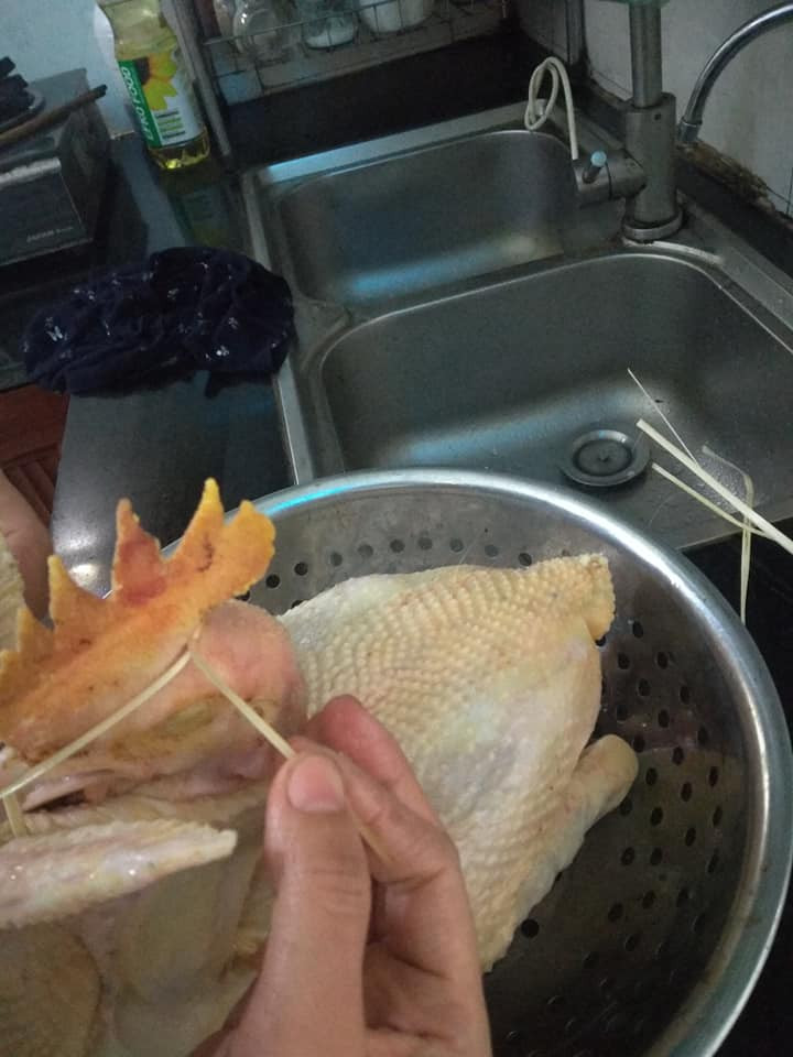 Cột dây lại phía sau mào, chỗ này nhẹ nhàng không cứa vào mào mất đẹp.