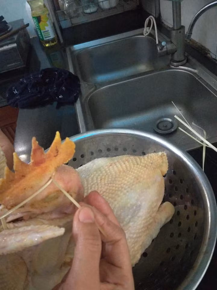 Cột dây lại phía sau mào, chỗ này nhẹ nhàng không cứa vào mào mất đẹp.