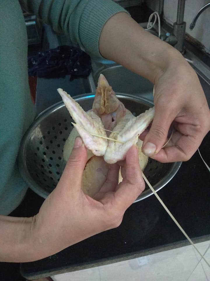 Vòng vào khe giữa 2 đầu nhọn của cánh.