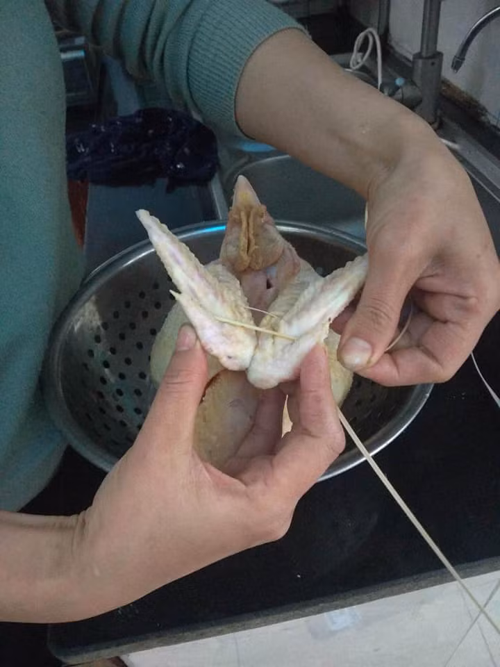 Vòng vào khe giữa 2 đầu nhọn của cánh.