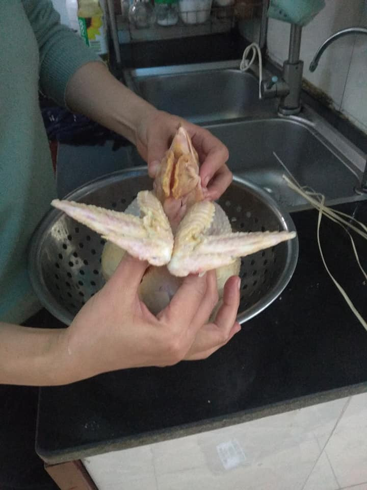 Chụm 2 khuỷu cánh, giữ chặt.