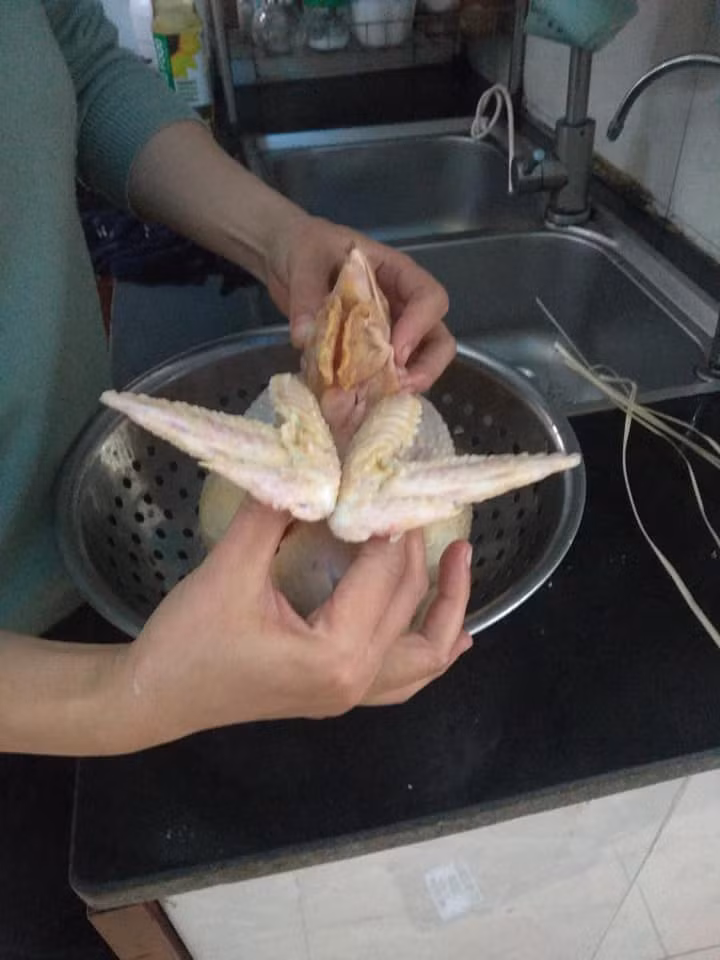 Chụm 2 khuỷu cánh, giữ chặt.