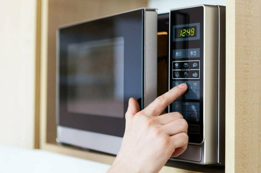 Lò vi sóng thường là lựa chọn đầu tiên khi bạn muốn hâm nóng thức ăn thừa. (Ảnh: ITN) Lò vi sóng thường là lựa chọn đầu tiên khi bạn muốn hâm nóng thức ăn thừa. (Ảnh: ITN)