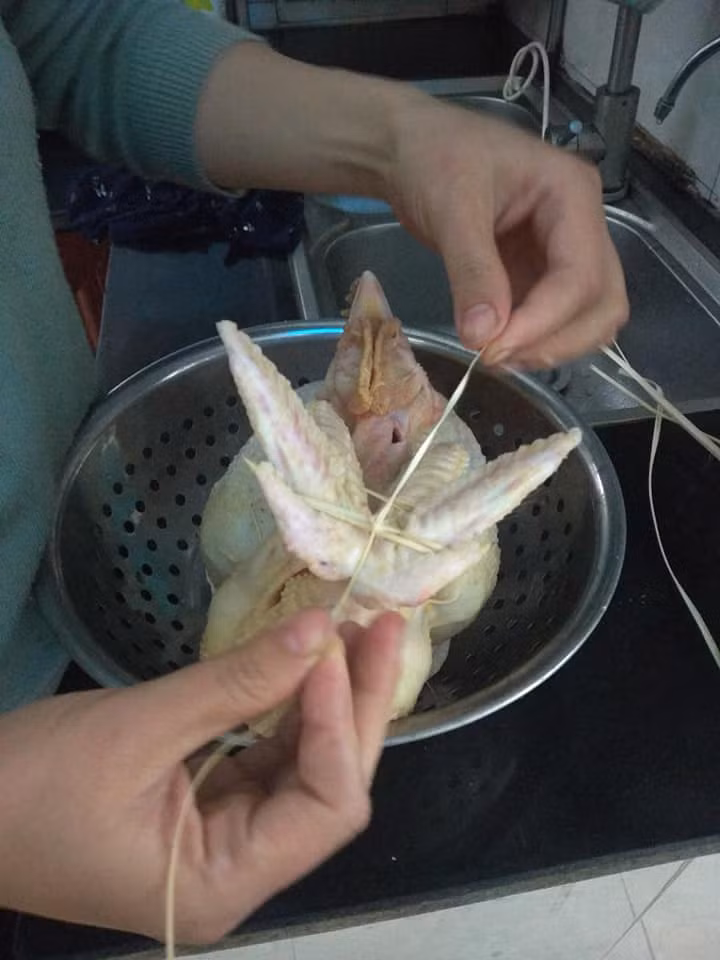 Buộc 2 vòng, cột chặt, để chừa 2 đầu dây để buộc tiếp.