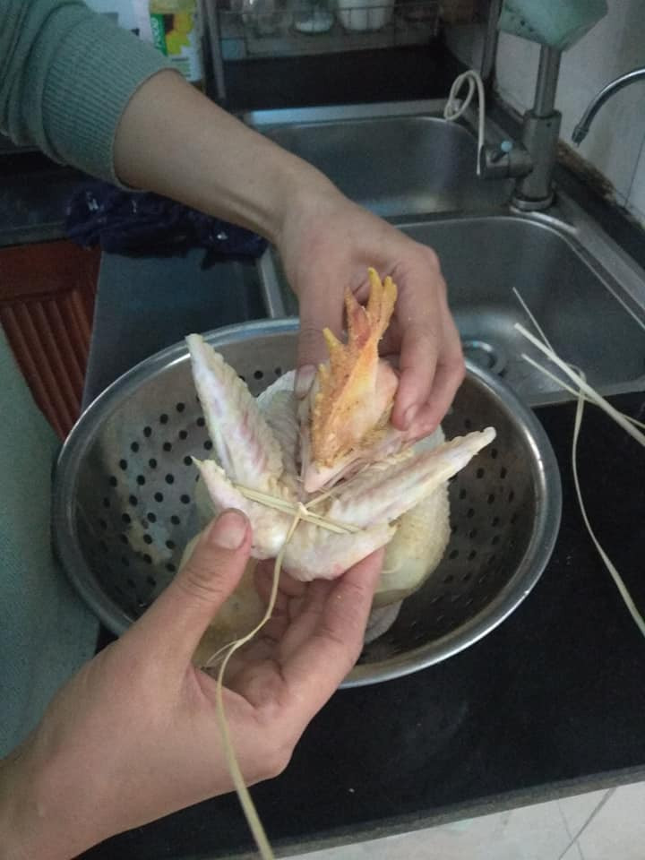 Ấn mỏ vào khúc dây vừa buộc để cố định đầu...