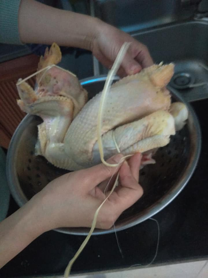 Gập chân, buộc cố định chân với đùi theo tư thế quỳ.