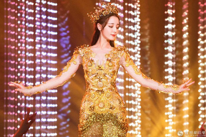 Fan dành những mỹ từ cho cô gái dân tộc Duy Ngô Nhĩ như người đẹp không góc chết, Hoa tuyết Tân Cương. Fan dành những mỹ từ cho cô gái dân tộc Duy Ngô Nhĩ như người đẹp không góc chết, Hoa tuyết Tân Cương.