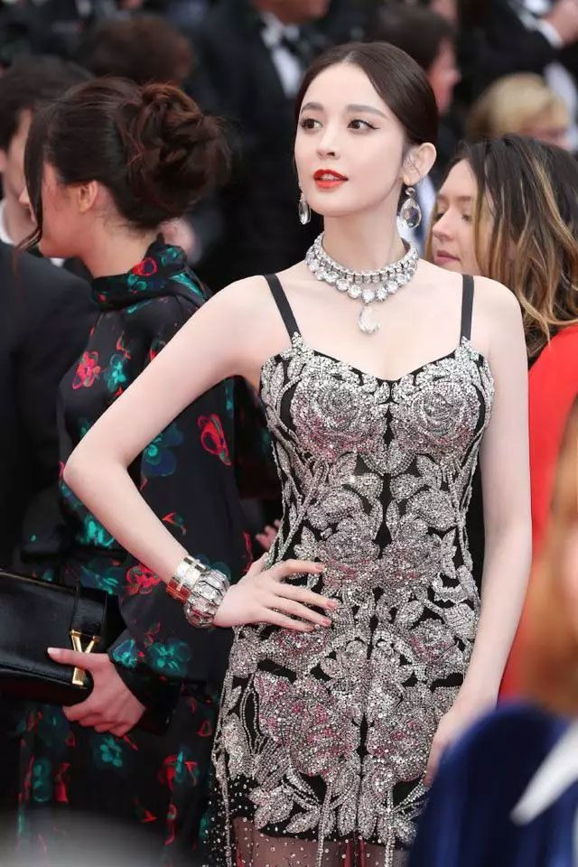 Vẻ đẹp xuất sắc của “mỹ nhân Tân Cương” Cổ Lực Na Trát trên thảm đỏ Cannes 2019. Vẻ đẹp xuất sắc của “mỹ nhân Tân Cương” Cổ Lực Na Trát trên thảm đỏ Cannes 2019.