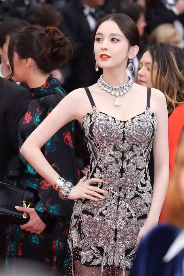 Vẻ đẹp xuất sắc của “mỹ nhân Tân Cương” Cổ Lực Na Trát trên thảm đỏ Cannes 2019.