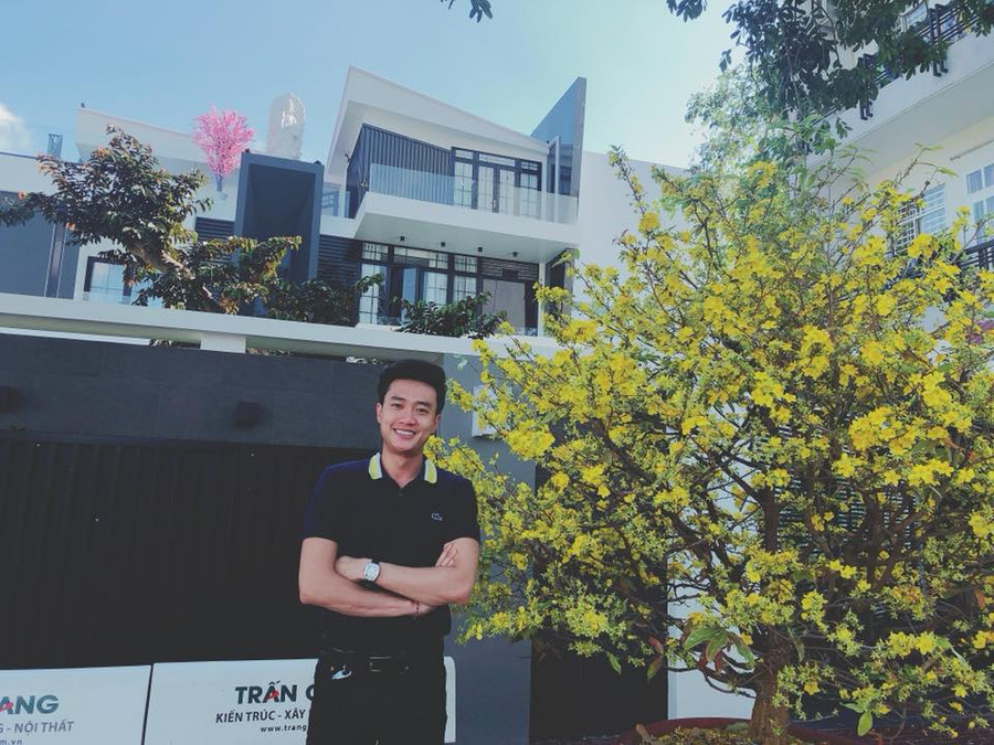 Không chỉ có cuộc sống giàu sang trong phim, ngoài đời Quốc Trường cũng khiến nhiều người trầm trồ vì sở hữu gia tài bạc tỷ. Không chỉ có cuộc sống giàu sang trong phim, ngoài đời Quốc Trường cũng khiến nhiều người trầm trồ vì sở hữu gia tài bạc tỷ.