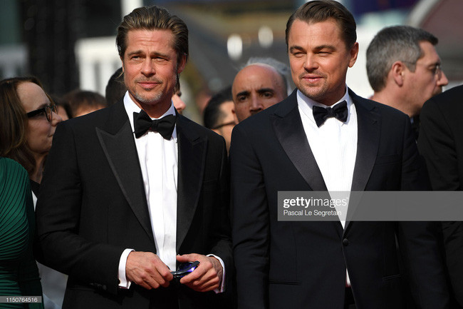 Xuất hiện trong ngày thứ 8 liên hoan phim Cannes lần thứ 72, Brad Pitt (trái) và Leonardo DiCaprio cùng chọn suit đen và sơ mi trắng, thắt nơ bướm. Xuất hiện trong ngày thứ 8 liên hoan phim Cannes lần thứ 72, Brad Pitt (trái) và Leonardo DiCaprio cùng chọn suit đen và sơ mi trắng, thắt nơ bướm.