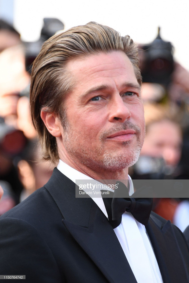 Brad Pitt vào vai Cliff Booth - người đóng thế hành động của diễn viên nổi danh với vai cao bồi nhưng đang xuống dốc Rick Dalton (Leonardo DiCaprio). Brad Pitt vào vai Cliff Booth - người đóng thế hành động của diễn viên nổi danh với vai cao bồi nhưng đang xuống dốc Rick Dalton (Leonardo DiCaprio).