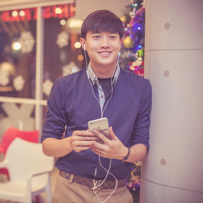 Vẻ điển trai của nam diễn viên phim "Về nhà đi con". Vẻ điển trai của nam diễn viên phim "Về nhà đi con".