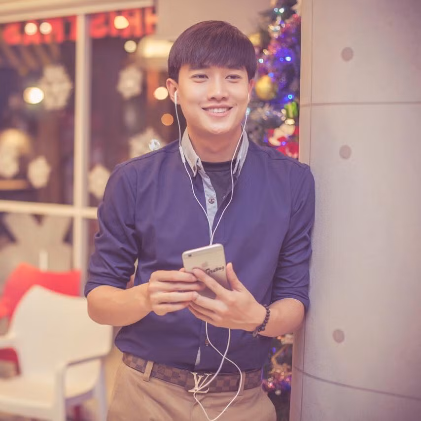 Vẻ điển trai của nam diễn viên phim "Về nhà đi con".