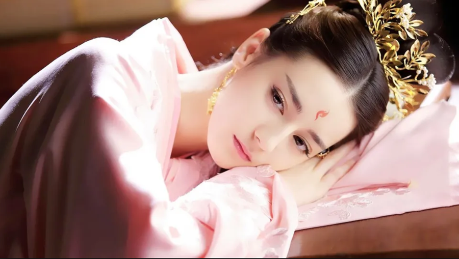 Với vai diễn Phượng Cửu trong "Tam Sinh Tam Thế Thập Lý Đào Hoa", tên tuổi Địch Lệ Nhiệt Ba trở nên bức phá và nổi tiếng khắp khu vực châu Á. Với vai diễn Phượng Cửu trong "Tam Sinh Tam Thế Thập Lý Đào Hoa", tên tuổi Địch Lệ Nhiệt Ba trở nên bức phá và nổi tiếng khắp khu vực châu Á.