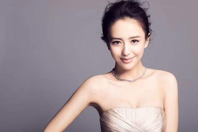 Đồng Lệ Á nổi bật hơn người nhờ nhan sắc xinh đẹp, lộng lẫy mà hiếm ai có thể có được.