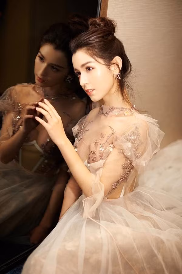 "Tiên nữ" Tân Cương Cáp Ni Khắc Tư đắt show làm mẫu.