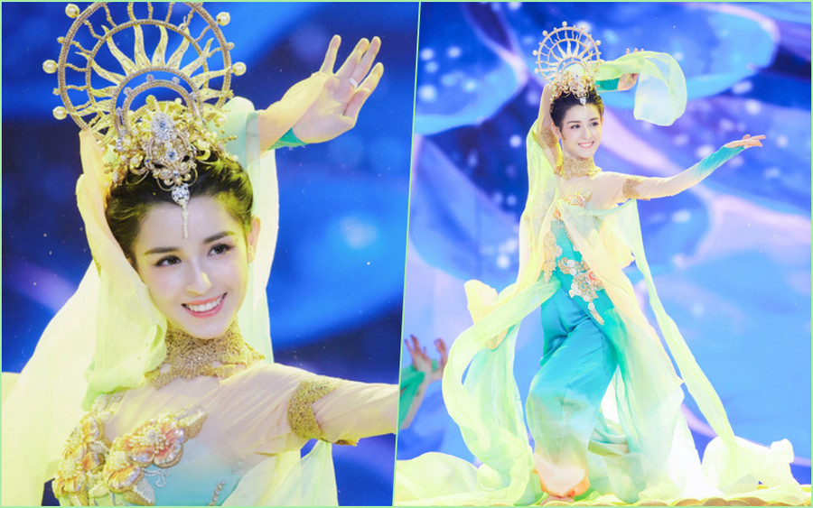 Cáp Ni Khắc Tư đẹp tuyệt vời khi biểu diễn trên sân khấu đài CCTV3. Cáp Ni Khắc Tư đẹp tuyệt vời khi biểu diễn trên sân khấu đài CCTV3.