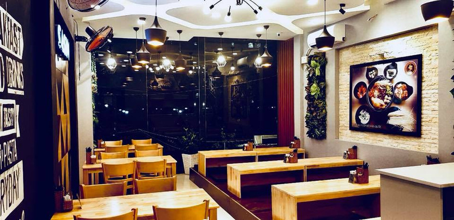 Anh còn có ý định mở rộng kinh doanh sang những nước lân cận. Anh còn có ý định mở rộng kinh doanh sang những nước lân cận.