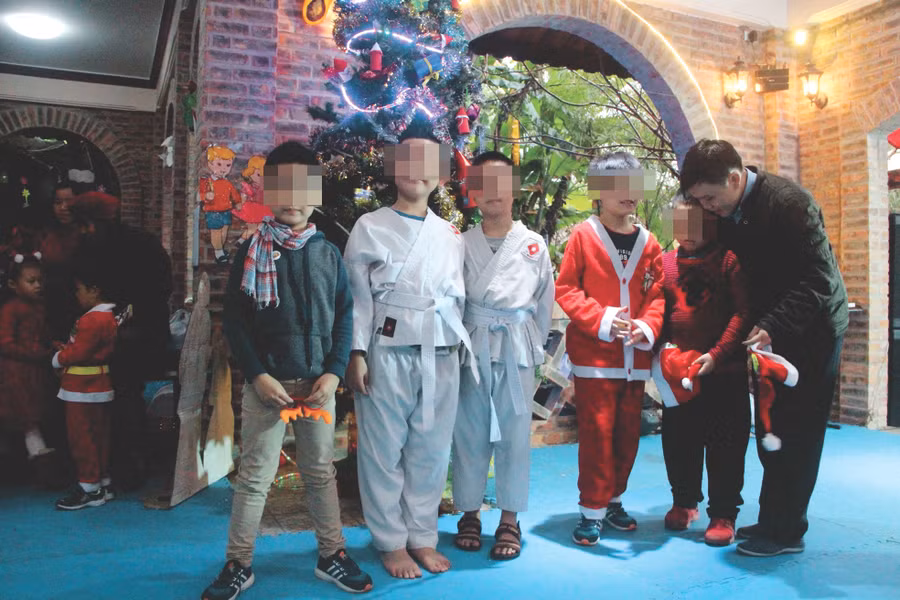 Trẻ tự kỷ rất cần người hướng dẫn trực tiếp, tận tình