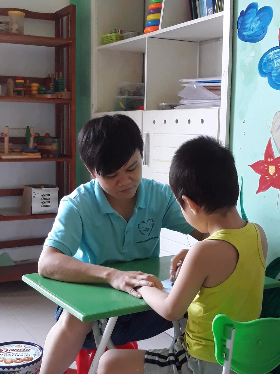 Thầy Quanh trong một giờ kèm học sinh Thầy Quanh trong một giờ kèm học sinh