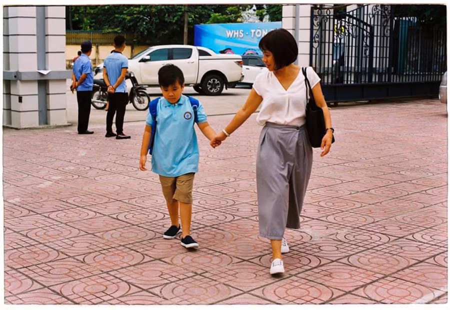 Chị Hiền dẫn Bo vào lớp.