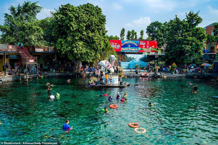 Chiếc ao làng Umbul Ponggok hiện đang là địa điểm du lịch hot tại Indonesia.