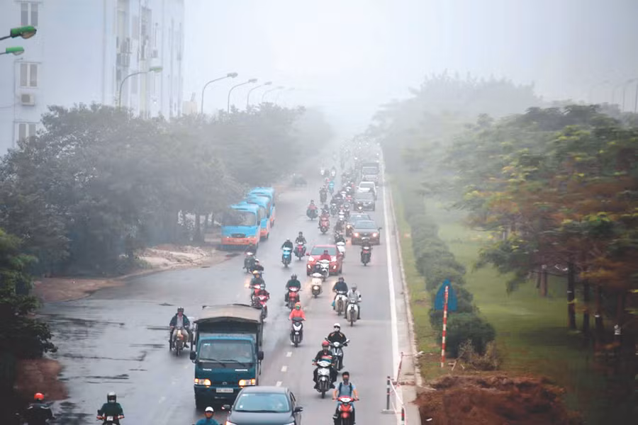 Một làn khói bụi luôn mờ ảo trên phố Hà Nội.