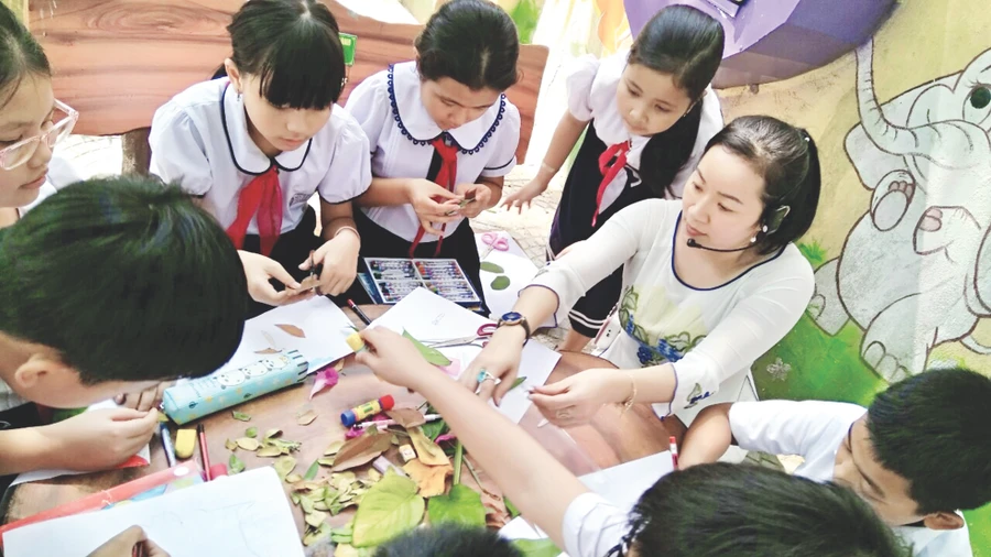 Một tiết học Mỹ thuật ngoài trời của HS Trường Tiểu học Núi Thành (Q. Hải Châu, TP Đà Nẵng)