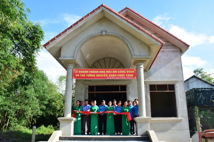 Với số tiền hỗ trợ của Thủ tướng và 40 triệu đồng vốn vay, gia đình chị Nhung đã xây dựng được ngôi nhà khá khang trang. Ảnh: VGP/Thế Phong Với số tiền hỗ trợ của Thủ tướng và 40 triệu đồng vốn vay, gia đình chị Nhung đã xây dựng được ngôi nhà khá khang trang. Ảnh: VGP/Thế Phong