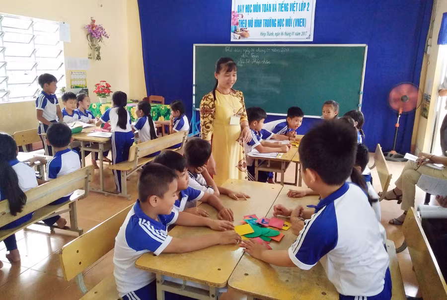 Cô và trò hào hứng trong tiết học theo Mô hình VNEN?tại Hiệp Thành (Hậu Giang)