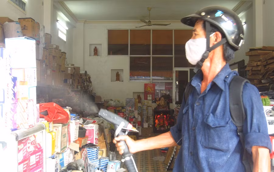 Phun thuốc diệt muỗi để phòng bệnh SXH