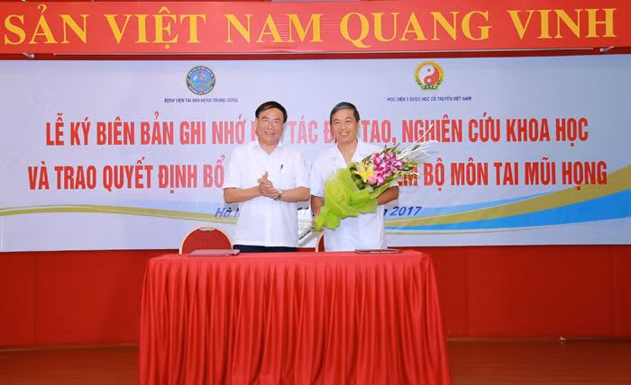 Giám đốc Học viện Y Dược học Cổ truyền Việt Nam (bên trái) với Giám đốc Bệnh viện Tai - Mũi - Họng tại Lễ ký kết đào tạo