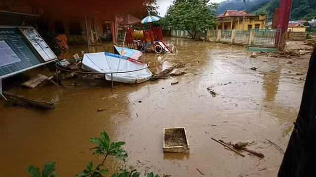 Trang thiết bị dạy học hư hại.