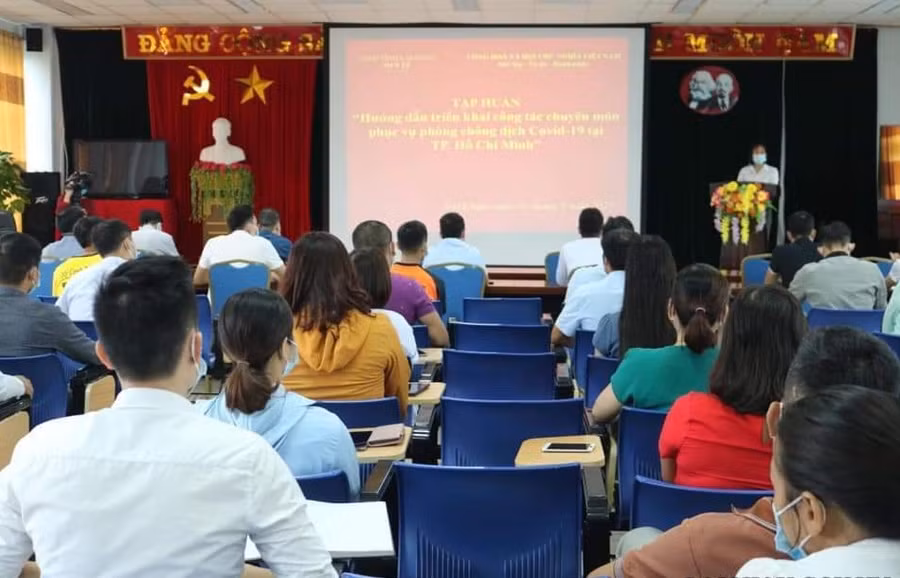 Sở Y tế tổ chức tập huấn các kiến thức, kỹ năng phòng chống Covid-19 cho các cán bộ y tế tham gia Đoàn công tác.