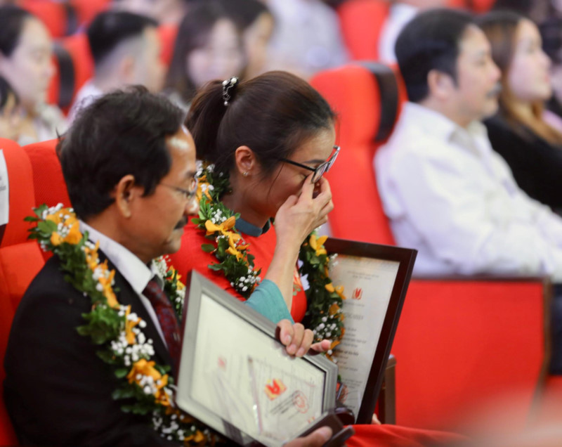 Thầy Lưu Văn Hóa và cô Kim Thị Minh xúc động khi xem lại hình ảnh mà mình cùng học trò vượt qua thời gian khó khăn. Thầy Lưu Văn Hóa và cô Kim Thị Minh xúc động khi xem lại hình ảnh mà mình cùng học trò vượt qua thời gian khó khăn.
