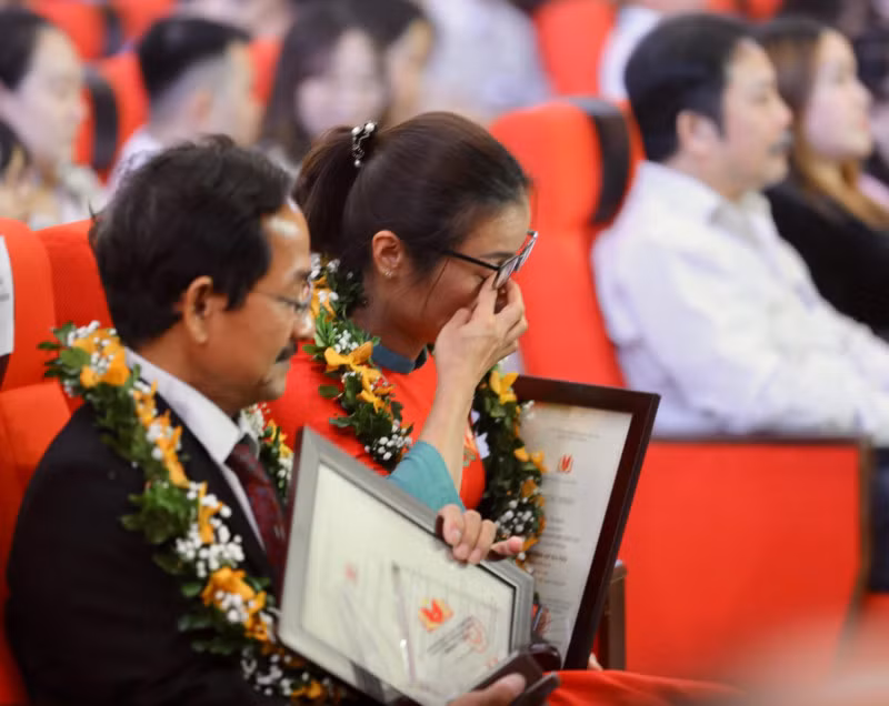 Thầy Lưu Văn Hóa và cô Kim Thị Minh xúc động khi xem lại hình ảnh mà mình cùng học trò vượt qua thời gian khó khăn.