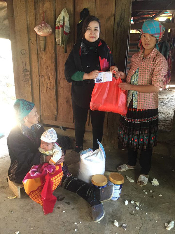 Cô Quyên trao quà cho gia đình một em bé bị bỏng ở địa phương. Cô giáo mầm non bán nông sản sạch gây quỹ cho học sinh vùng cao