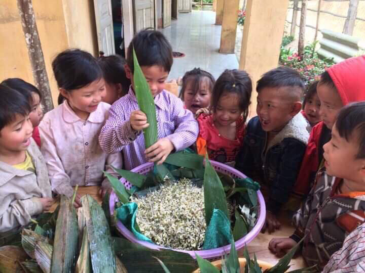 Những tiết học STEM (môn học kết hợp giữa khoa học, công nghệ, kỹ thuật và toán học - nv) của cô Quyên vừa dạy cho học sinh cách làm giá đỗ vừa giới thiệu cho trẻ biết thêm một món ăn. Cô giáo mầm non bán nông sản sạch gây quỹ cho học sinh vùng cao