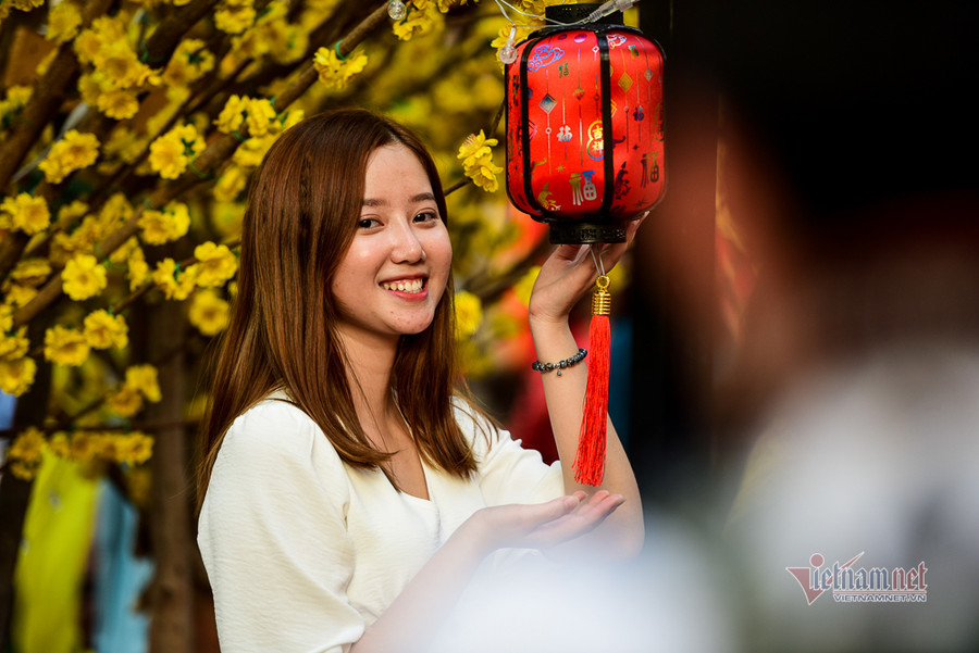 Thiếu nữ rạng rỡ chụp ảnh cùng đường hoa mai Con đường hoa mai rực rỡ sắc xuân ở Sài Gòn