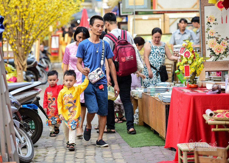 Những đứa trẻ trong trang phục áo dài sặc sỡ xuống phố Con đường hoa mai rực rỡ sắc xuân ở Sài Gòn