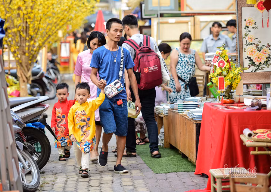 Con đường hoa mai rực rỡ sắc xuân ở Sài Gòn